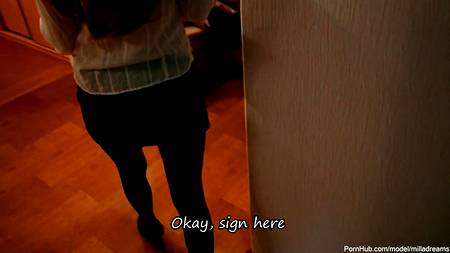 Рыжеволосая сучка красиво отдалась в ванной комнате на стиральной машинке