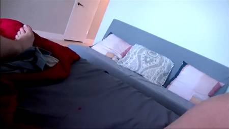 Пышногрудая брюнетка помогла кончить мастурбирующему мужчине