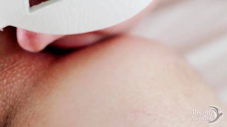 Няшная девка нежно лижет анал мужчине крупным планом