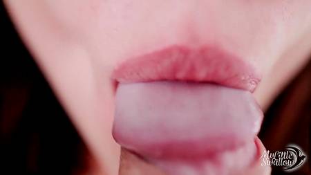 Няшная девка нежно лижет анал мужчине крупным планом