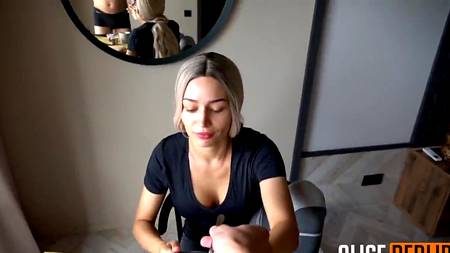 Красотка с шикарным телом извивается на члене от первого лица