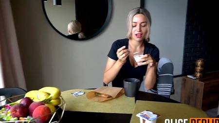 Красотка с шикарным телом извивается на члене от первого лица