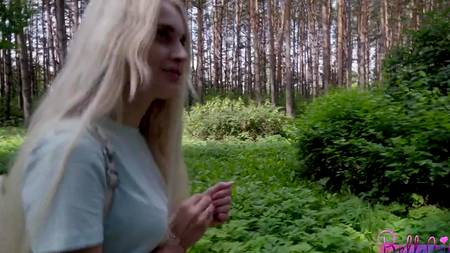 Русский чувак заплатил молодой блондинке за отпадный секс на улице