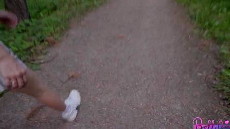 Русский чувак заплатил молодой блондинке за отпадный секс на улице