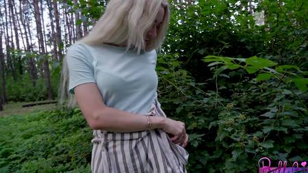 Русский чувак заплатил молодой блондинке за отпадный секс на улице