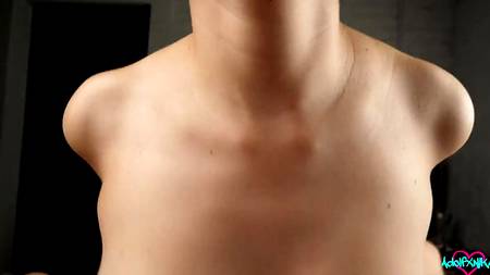 Телочка с зачетными натуральными сиськами оргазмирует на хую парня