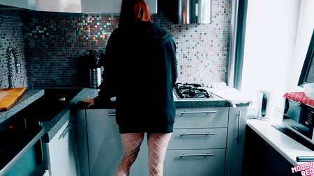 Жаркий русский секс на кухонном столе с голубоглазой девушкой