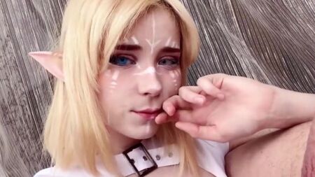 Косплейщица эльфийка строчит приятный минет довольному пацану