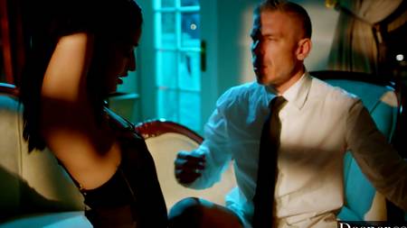 Красивое анальное порно с горячей брюнеткой в сексуальных черных чулках