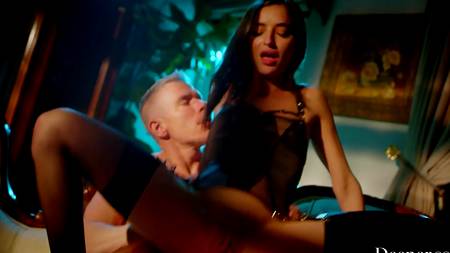 Красивое анальное порно с горячей брюнеткой в сексуальных черных чулках