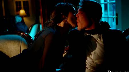 Красивое анальное порно с горячей брюнеткой в сексуальных черных чулках