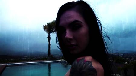 Ловелас активно ебет в жопу стройную телочку с маленькой грудью