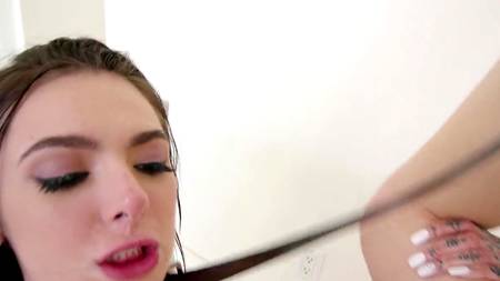 Ловелас активно ебет в жопу стройную телочку с маленькой грудью