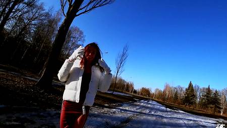 Анальный секс зимой в парке с привлекательной стройной девкой