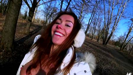 Анальный секс зимой в парке с привлекательной стройной девкой