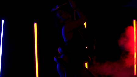 Красивое порно в бассейне с пышногрудой моделью Angela White