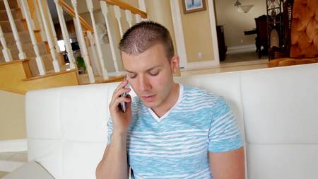 Сексапильная милфа доставляет оральное удовольствие молодому парню