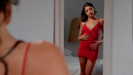 Парень с большим членом ебет в очко загорелую темноволосую красотку