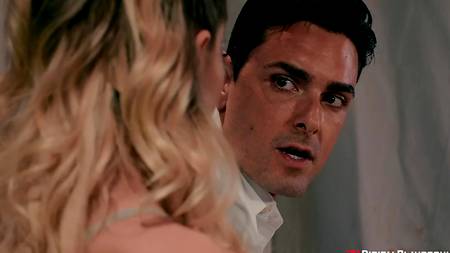 Ловелас отодрал двух сучек и смачно кончил им на мордашки