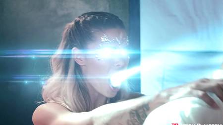 Ловелас отодрал двух сучек и смачно кончил им на мордашки