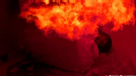 Ловелас отодрал двух сучек и смачно кончил им на мордашки