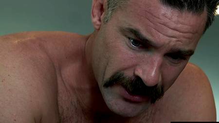 Зрелый мужчина обкончал задницы оттраханных молодых девиц