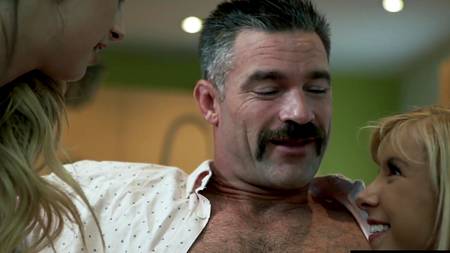 Зрелый мужчина обкончал задницы оттраханных молодых девиц