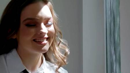 Сексапильные студентки прыгают на члене мускулистого препода