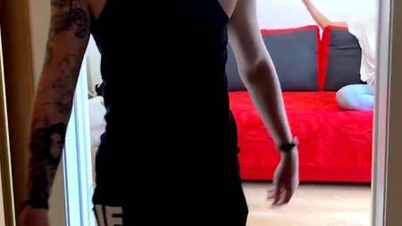 Русская нимфа сосет дружку хуй за спиной бойфренда геймера