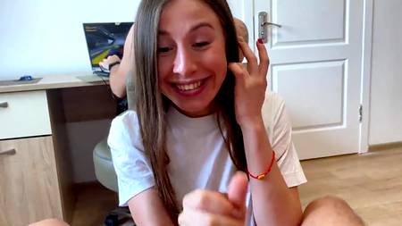 Русская нимфа сосет дружку хуй за спиной бойфренда геймера