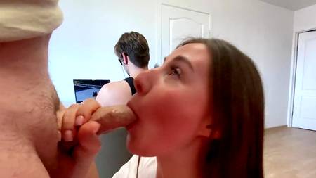 Русская нимфа сосет дружку хуй за спиной бойфренда геймера