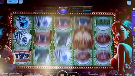 Телочка с брекетами красиво извивается на шняге русского пацана