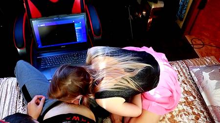 Телочка с брекетами красиво извивается на шняге русского пацана