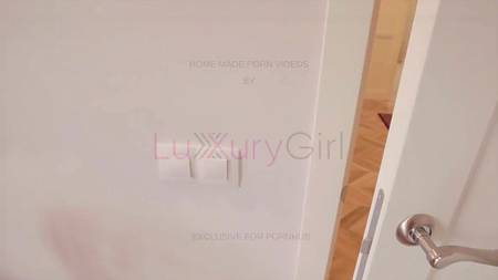 Luxury Girl доставляет оральное удовольствие парню от первого лица