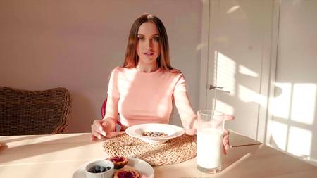 Luxury Girl доставляет оральное удовольствие парню от первого лица