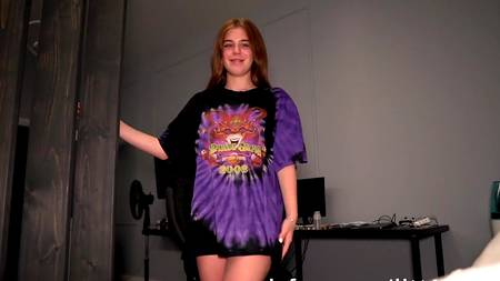 Чувак разбудил спящую членом и снял процесс на камеру от первого лица