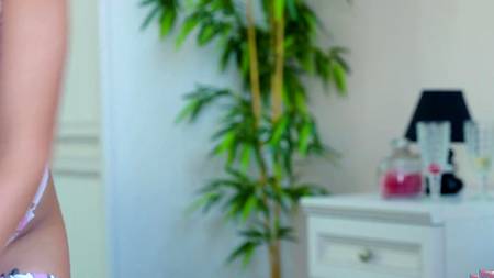 Молодые лесби играют со спермой удовлетворенного русского парня