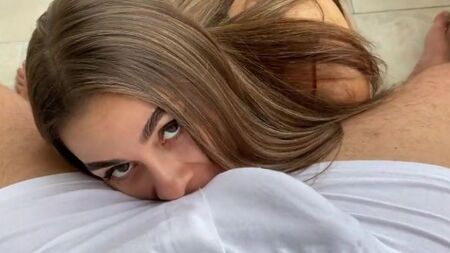 Грудастая сучка скачет на длинном фаллосе любимого от первого лица