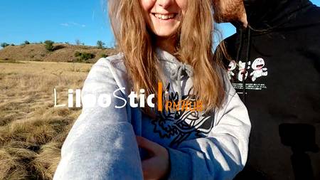 Русский пацан дрючит на природе молодую сучку с круглой задницей