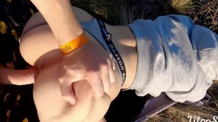 Русский пацан дрючит на природе молодую сучку с круглой задницей