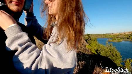 Русский пацан дрючит на природе молодую сучку с круглой задницей