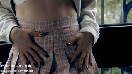 Молодая краля мастурбирует и страстно сосет толстый мужской ствол