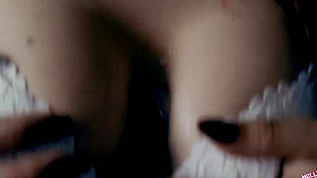 Молодая краля мастурбирует и страстно сосет толстый мужской ствол