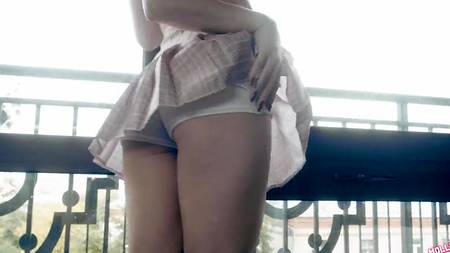 Молодая краля мастурбирует и страстно сосет толстый мужской ствол