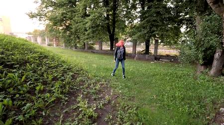 Пацан пялит рыжеволосую телку на улице в публичном месте