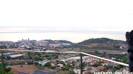 Мужики трахают с двух сторон сисястую телку в сексуальных чулках