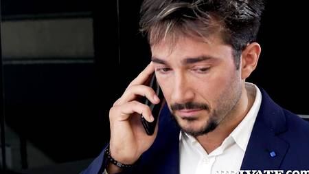 Мужики трахают с двух сторон сисястую телку в сексуальных чулках