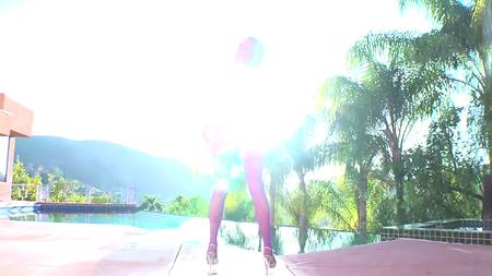 Красивая блондинка струйно кончила от большого члена в жопе