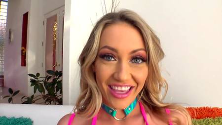 Красивая блондинка струйно кончила от большого члена в жопе