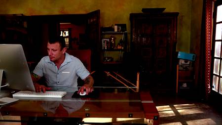 Стройная азиатка отдалась в душевой мужчине с большим стволом